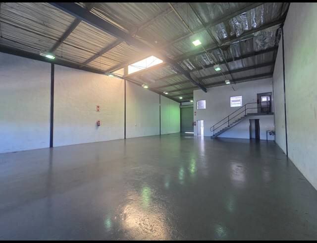363M² WAREHOUSE TO LET IN NEW GERMANY